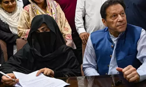 ஊழல் வழக்கு... இம்ரான்கான், அவரது மனைவிக்கு 14 ஆண்டு சிறை தண்டனை