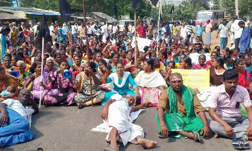 கோவில் பிரச்சனையால் பொதுமக்கள் சாலை மறியல்... பாராளுமன்ற தேர்தலை புறக்கணிக்கப்போவதாக அறிவிப்பு