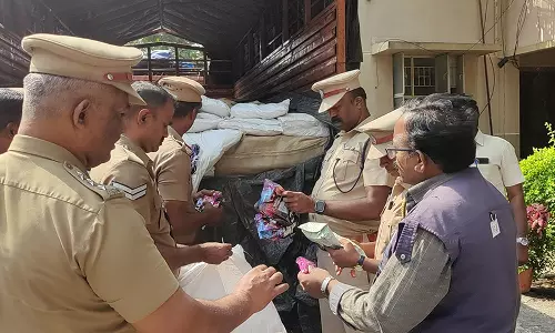 வாகன சோதனையில் வேனில் கடத்தி வந்த 2 டன் குட்கா பொருட்கள் சிக்கியது: டிரைவர் கைது