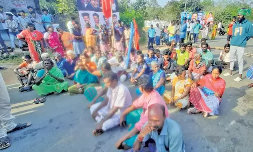 பள்ளி மாணவர் மீது தாக்குதல்- பொதுமக்கள் மறியல்