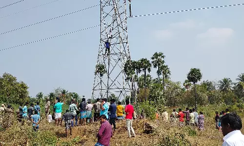 உயர் அழுத்த மின் கோபுரத்தில் ஏறி 2 பேர் போராட்டம்