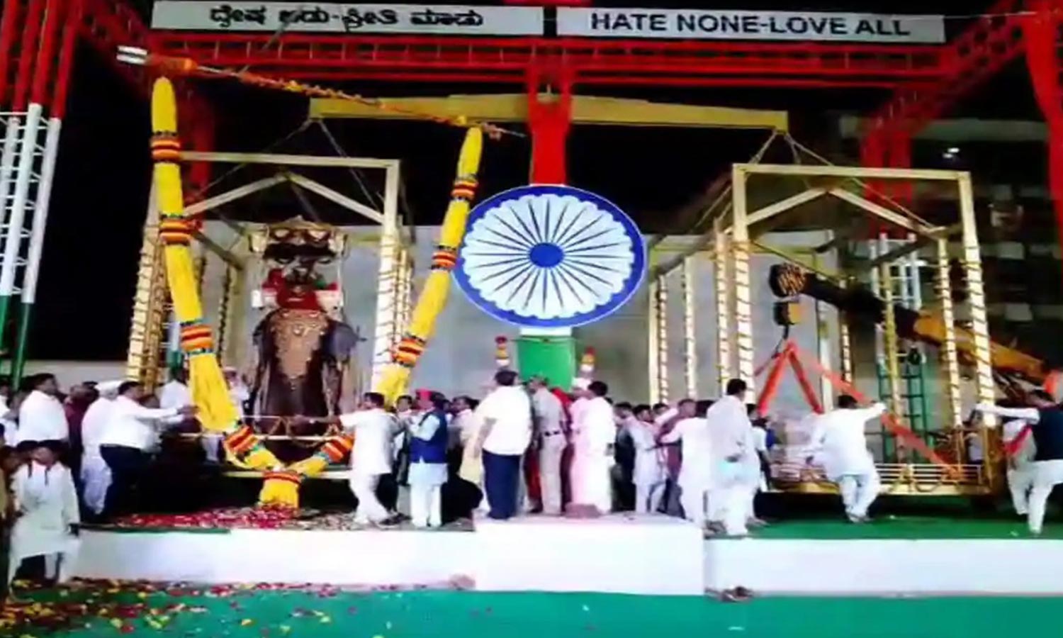 யானையின் எடைக்கு நிகராக 10 ரூபாய் நாணயங்கள்