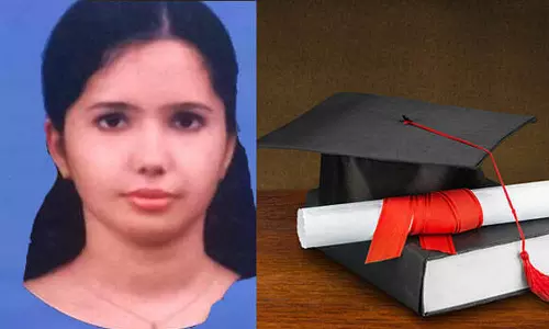 இறந்த தாயின் டாக்டர் பட்டத்தை யூ.கே.ஜி. படிக்கும் மகளுக்கு வழங்கும் பல்கலைக்கழகம்