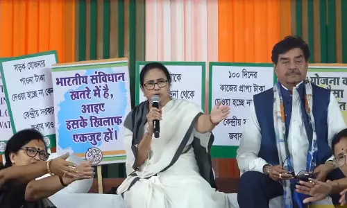 நிலுவை தொகையை உடனே வழங்கவேண்டும்: மத்திய அரசை கண்டித்து மம்தா பானர்ஜி தர்ணா