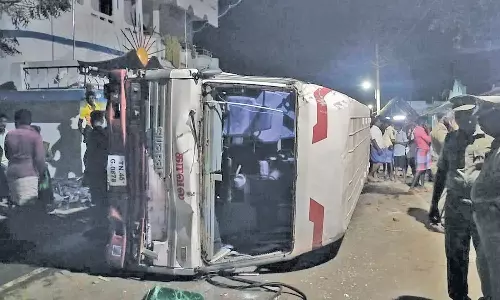 தாறுமாறாக ஓடிய போலீஸ் வாகனம் மோதி பெண் பலி