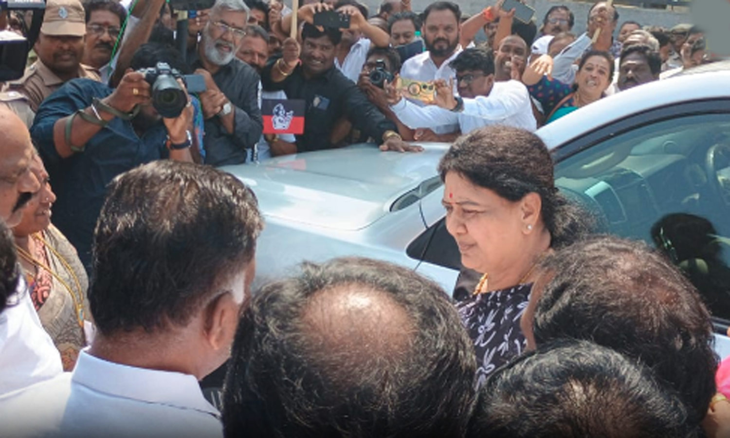 சசிகலாவுடன் ஓ.பன்னீர்செல்வம் திடீர் சந்திப்பு