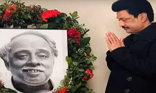 அண்ணா படத்திற்கு முதலமைச்சர் மு.க.ஸ்டாலின் மரியாதை