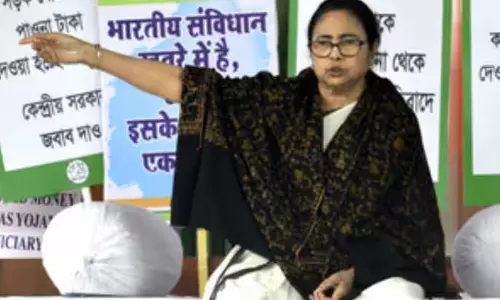 நிலுவை நிதியை மத்திய அரசு வழங்க கோரி மம்தா பானர்ஜி போராட்டம்