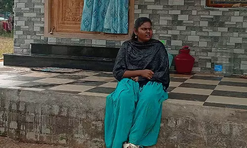 அந்தியூர் அருகே திருமணம் செய்ய மறுத்த காதலன் வீட்டு முன்பு இளம்பெண் தர்ணா போராட்டம்