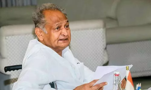 ராஜஸ்தான் முன்னாள் முதல்-மந்திரி அசோக் கெலாட்டுக்கு கொரோனா-பன்றி காய்ச்சலால் பாதிப்பு