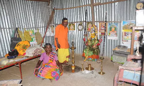 அனைத்து உறவுகள் இருந்தும் பலனில்லை... 90 வயது மனைவியுடன் தனியாக வாழும் 105 வயது பூசாரி