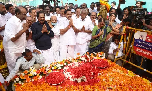 அண்ணா நினைவு நாள்: நினைவிடத்தில் அ.தி.மு.க.வினர் மரியாதை