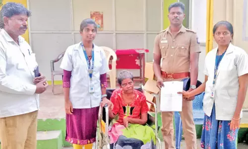 பெற்ற தாயை நடுரோட்டில் வீசிவிட்டு சென்ற ஆந்திர வாலிபர்