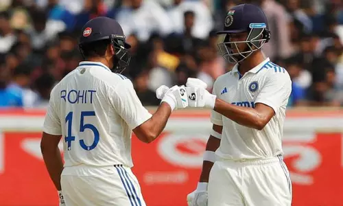 விக்கெட் இழப்பின்றி முடிவுக்கு வந்த 2-வது நாள் ஆட்டம்- வலுவான முன்னிலையில் இந்தியா