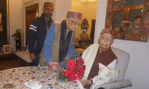 பாரத ரத்னா விருது: அத்வானியை நேரில் சந்தித்து வாழ்த்து தெரிவித்த பா.ஜ.க. மூத்த தலைவர்