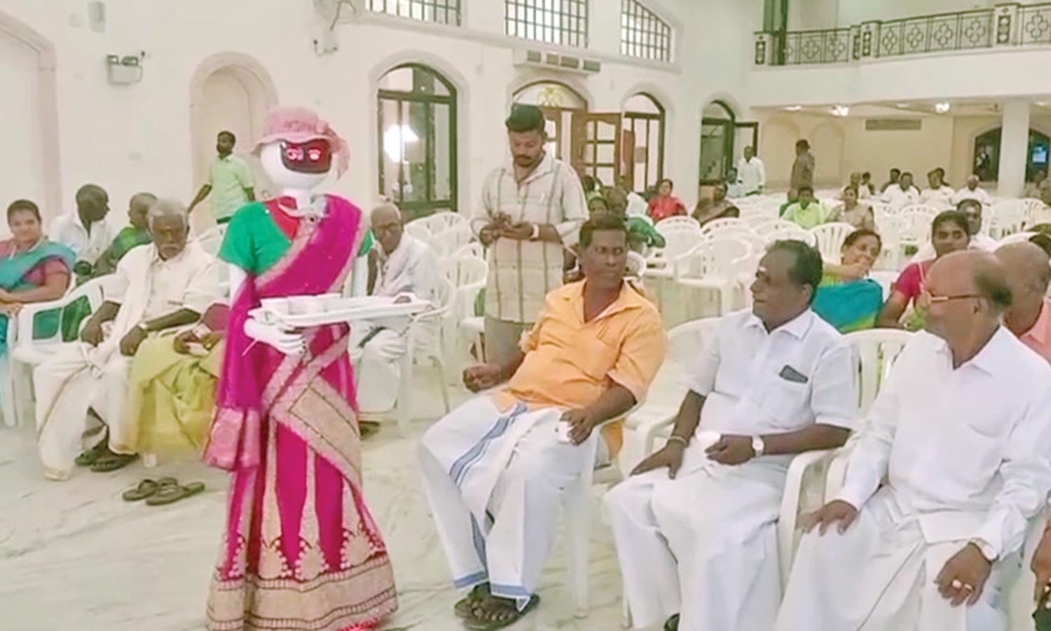 முதன் முறையாக வினோதம்- விசேஷ நிகழ்ச்சியில் உறவினர்களை வரவேற்ற 'ரோபோ'