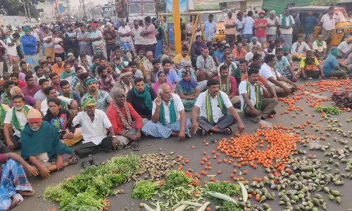 நடுரோட்டில் காய்கறிகளை கொட்டி விவசாயிகள் போராட்டம்
