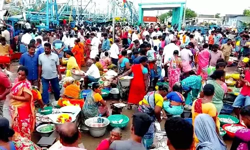 கடலூர் துறைமுகத்தில் மீன்கள் வாங்க குவிந்த பொதுமக்கள்