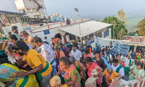 பழனியில் அலைமோதும் பக்தர்கள் கூட்டம்