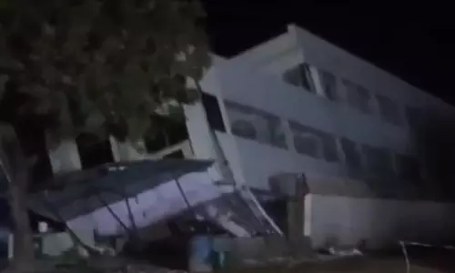 திடீரென சரிந்து விழுந்த 3 மாடி கட்டிடம்