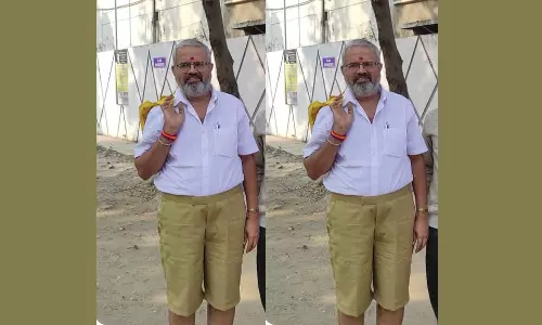 முன்னாள் மாணவர் சந்திப்பு: நிகழ்ச்சிக்கு பள்ளி சீருடையில் வந்த 54 வயது நபர்