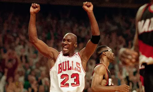 6 ஜோடி ஷூக்கள் - ரூ.66 கோடி ஏலத் தொகை: காரணம் என்ன?