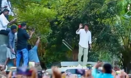 GOAT படப்பிடிப்பின்போது ரசிகர்களுடன் செல்பி எடுத்த நடிகர் விஜய்