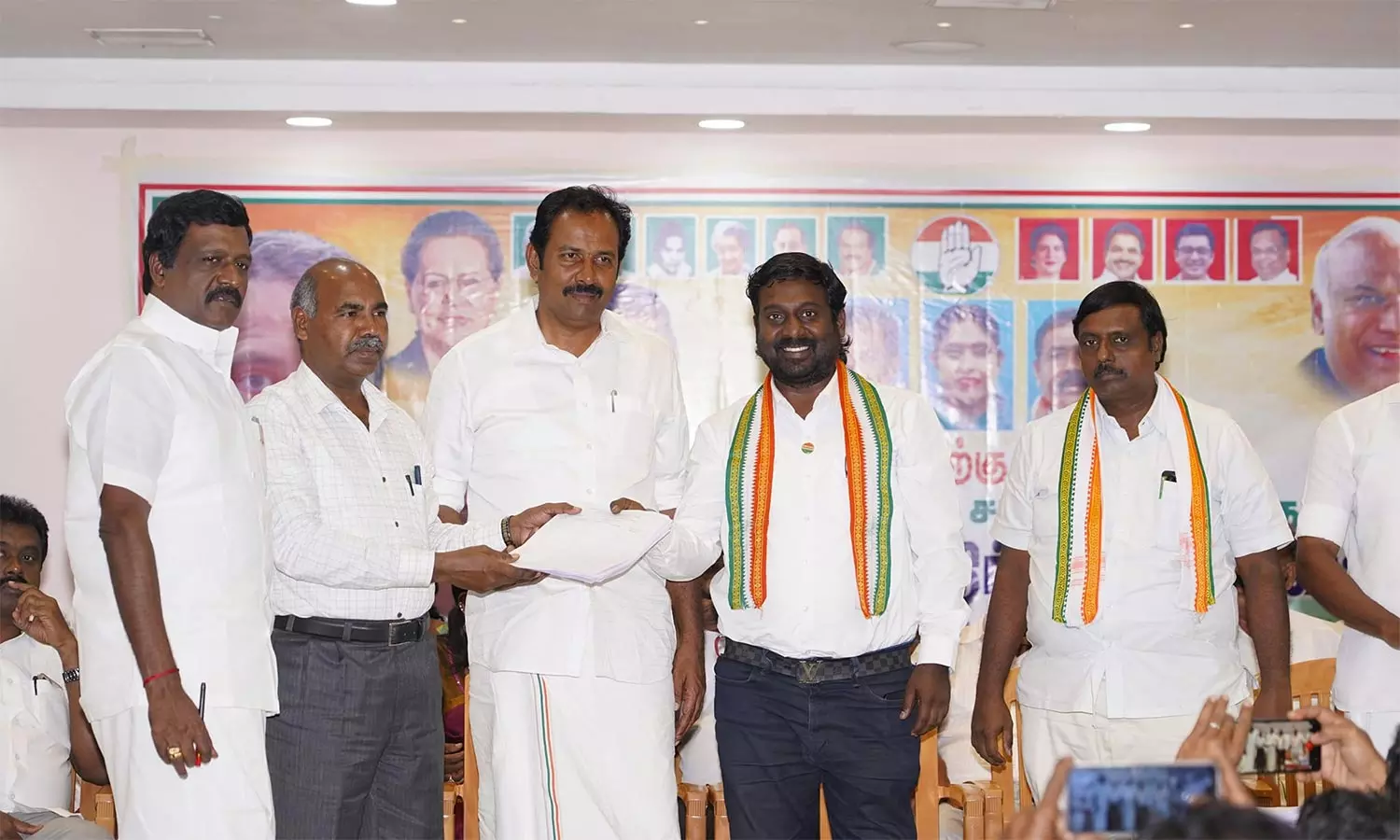 காங்கிரஸ் வாக்குச்சாவடி நிர்வாகிகள் கூட்டம் காங்கிரஸ் வாக்குச்சாவடி நிர்வாகிகள் கூட்டம்