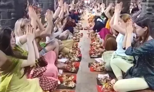 காளகஸ்தி கோவிலில் ரஷிய நாட்டு இளம்பக்தர்கள் வழிபாடு