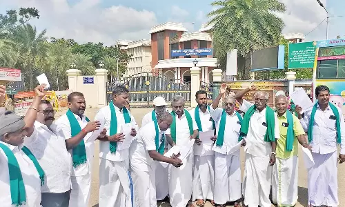 காவிரி மேலாண்மை ஆணைய தீர்மான நகலை எரித்து விவசாயிகள் போராட்டம்