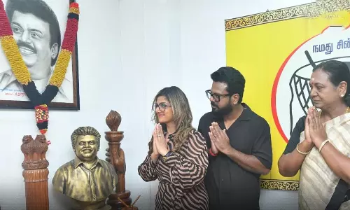 விஜயகாந்த் உருவ படத்திற்கு மரியாதை செலுத்திய ரம்பா