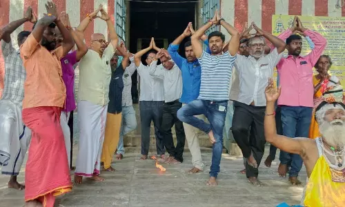 சிவன் கோவிலில் ஒற்றை காலில் நின்று பக்தர்கள் போராட்டம்