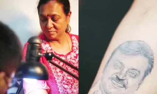 பிரேமலதாவின் கையில் கேப்டனின் முகம்- நெஞ்சை நெகிழ வைக்கும் வீடியோ