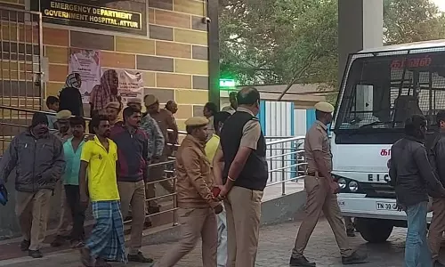 இரு தரப்பினர் மோதல்- போலீஸ் ஏட்டு மண்டை உடைப்பு