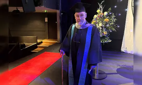 95 வயதிலும் படித்து முதுகலைப் பட்டம் பெற்ற இங்கிலாந்து டாக்டர்