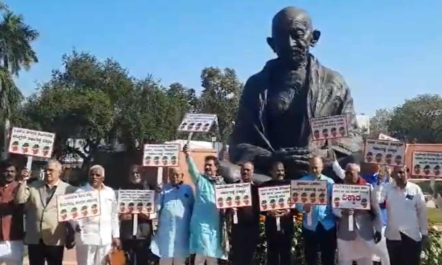 கர்நாடக அரசை கண்டித்து பாராளுமன்ற காந்தி சிலை முன் பாஜக எம்.பி.க்கள் போராட்டம்