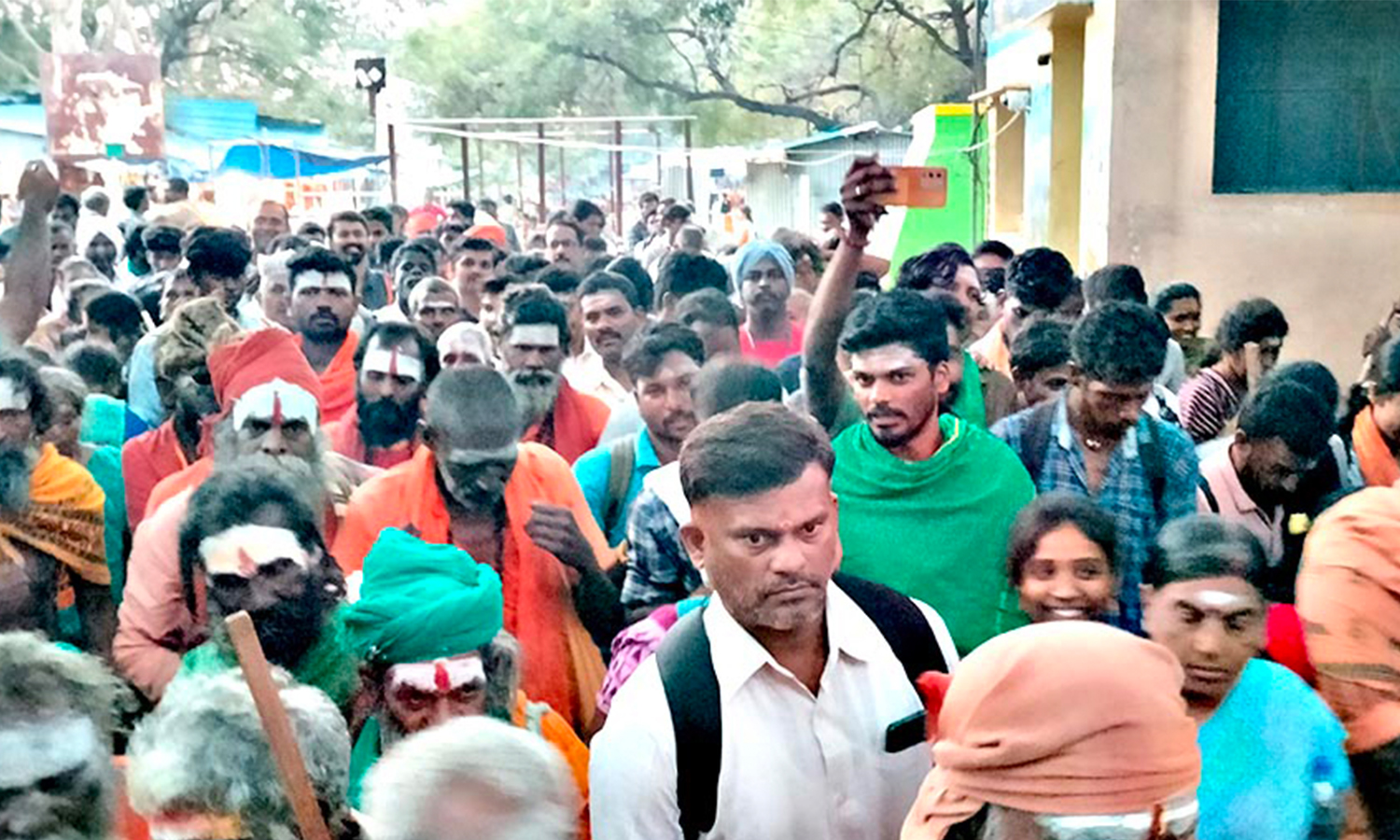 பிரதோஷத்தை முன்னிட்டு சதுரகிரியில் ஆயிரக்கணக்கான பக்தர்கள் தரிசனம்