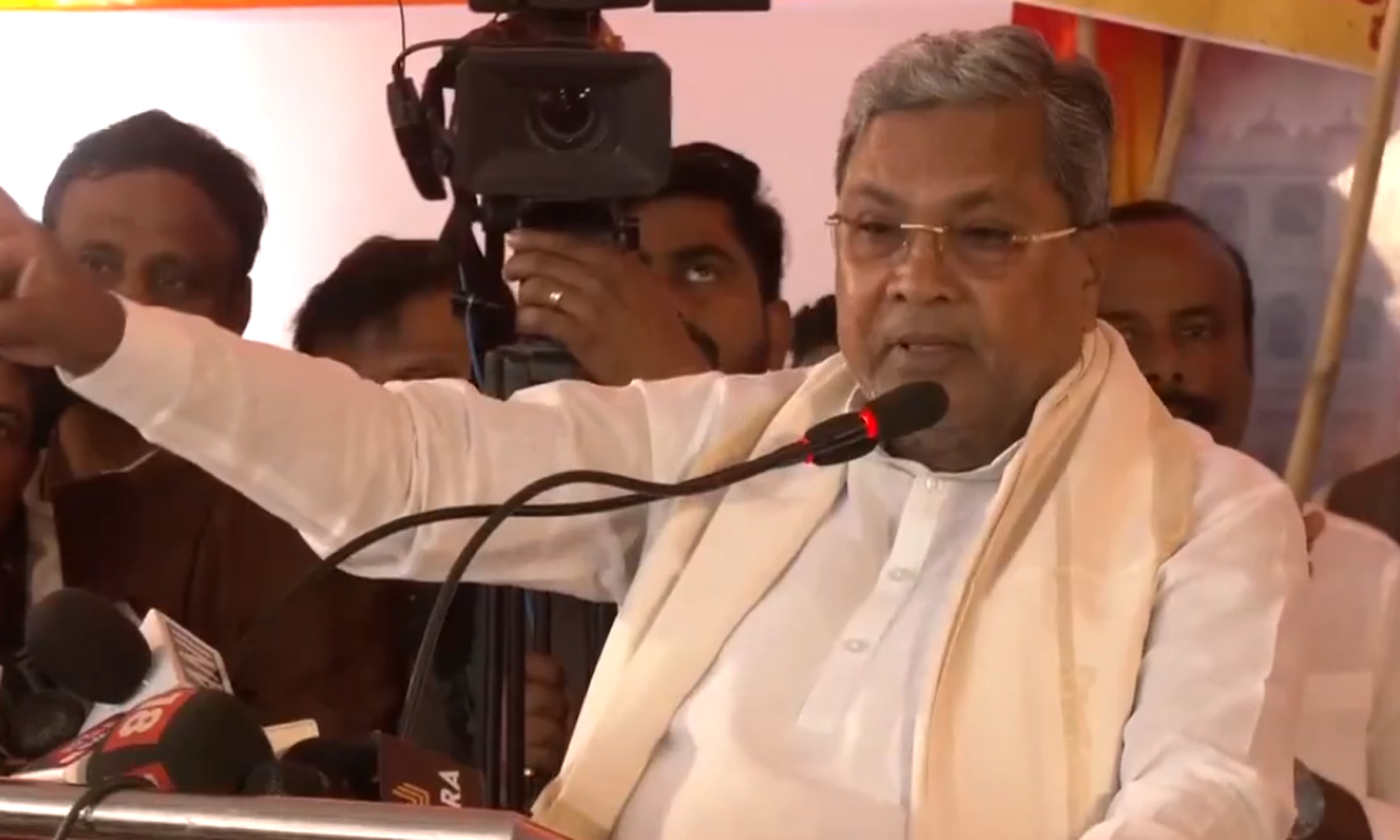 சித்தராமையா தலைமையில் கர்நாடக காங்கிரஸ் எம்.பி, எம்.எல்.ஏக்கள் டெல்லியில் போராட்டம்