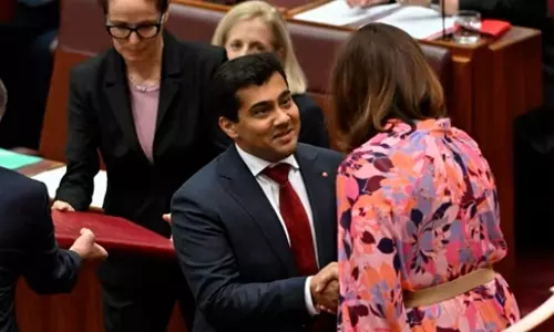 பகவத் கீதை மீது பிரமாணம் செய்து பதவியேற்பு: செனட்டர் செய்த புதுமை