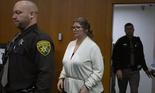 மகன் நடத்திய துப்பாக்கிச் சூடு: தாய்க்கும் தண்டனை வழங்கிய நீதிமன்றம்