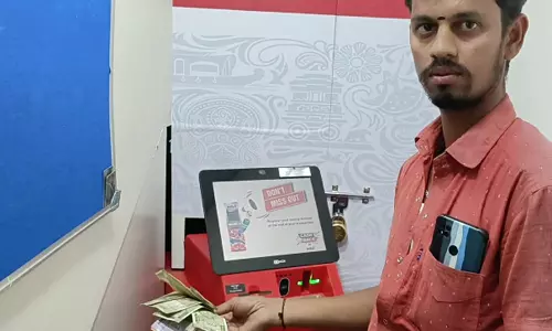 ஏ.டி.எம்.மில் கிழிந்த 500 ரூபாய் நோட்டுகள் வந்ததால் அதிர்ச்சி