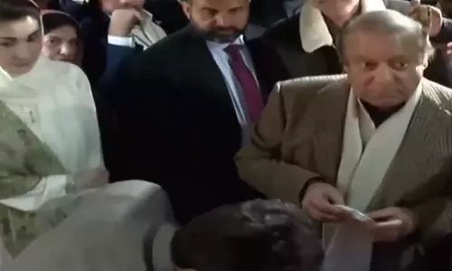 பாகிஸ்தான் பாராளுமன்ற தேர்தல்: வாக்கை பதிவுசெய்த நவாஸ் ஷெரீப்