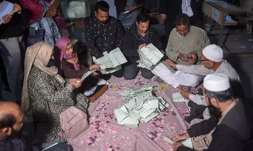 பாகிஸ்தான் பாராளுமன்ற தேர்தல்: விறுவிறுப்பாக நடைபெற்று வரும் வாக்கு எண்ணிக்கை