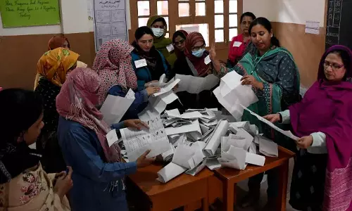 பாகிஸ்தானில் தேர்தல் முடிவுகளை அறிவிப்பதில் தாமதம்: இம்ரான் கான் கட்சி வேட்பாளர்கள் வெற்றி