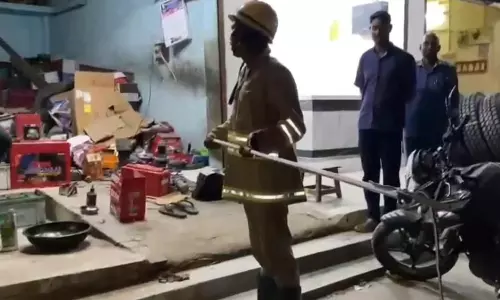 இரு சக்கர வாகனத்தில் புகுந்த பாம்பு