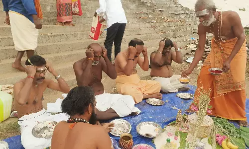 பக்தர்கள் அமராவதி ஆற்றில் புனித நீராடி தர்ப்பணம்