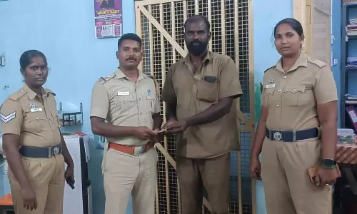 ஏ.டி.எம். எந்திரத்தில் கிடந்த பணத்தை போலீசாரிடம் ஒப்படைத்த ஆட்டோ டிரைவர்