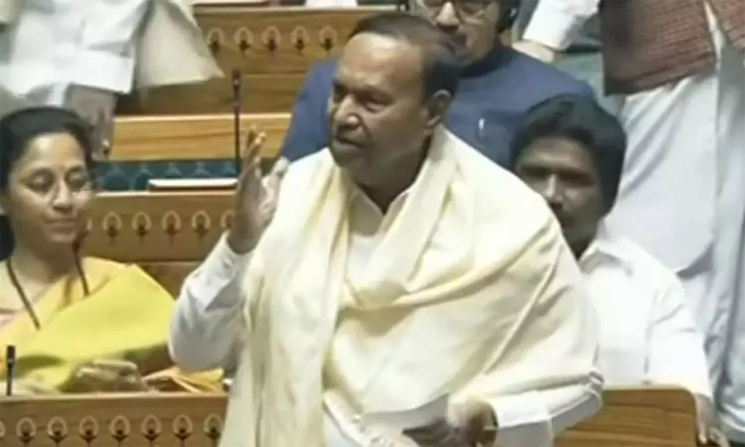 மக்களவையில் இருந்து திமுக எம்.பி.க்கள் வெளிநடப்பு மக்களவையில் இருந்து திமுக எம்.பி.க்கள் வெளிநடப்பு