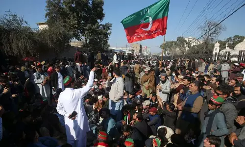 பாகிஸ்தானில் தொடர்ந்து இழுபறி: தேர்தல் வன்முறையில் 2 பேர் பலி