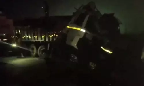 ஆந்திராவில் சோகம்: சுற்றுலா பஸ், லாரி மோதிய விபத்தில் 8 பேர் பலி